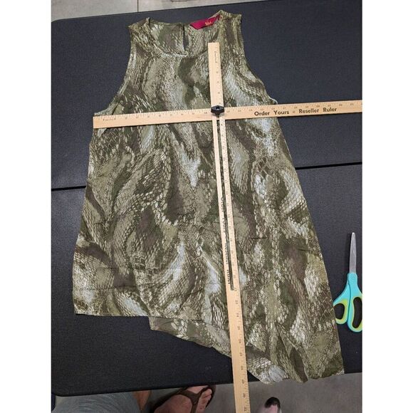 G.I.L.I. NWOT Sleeveless Snake Printed Top Blouse Asymmetric Hem Cognac Women's - Picture 6 of 7